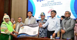 প্রথমবারের মতো পরিচ্ছন্নতাকর্মীদের ‘স্বাস্থ্য কার্ড’ দিলো ডিএসসিসি